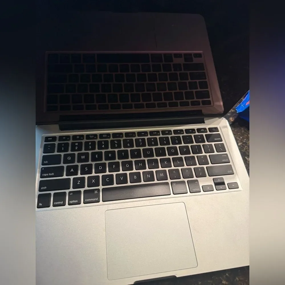 MACBOOK 2013 Pro Silver 13 Inch 256gb LIKE NEW CONDITION Charger REFURBISED :)